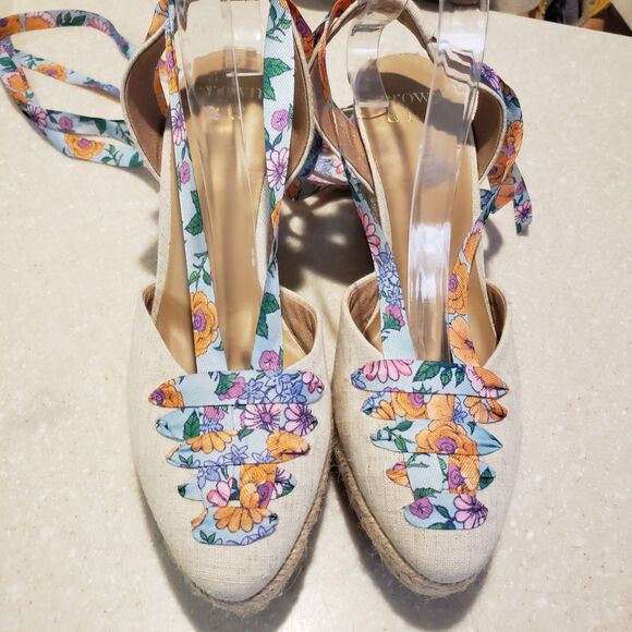 Crown & Ivy™ Lawndale Wedge Heels SZ 8.5 Med ankle Strap floral - Picture 3 of 9